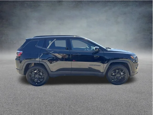New 2026 Diamond Black Crystal Pearl-Coat Exterior Paint Jeep Latitude image 9