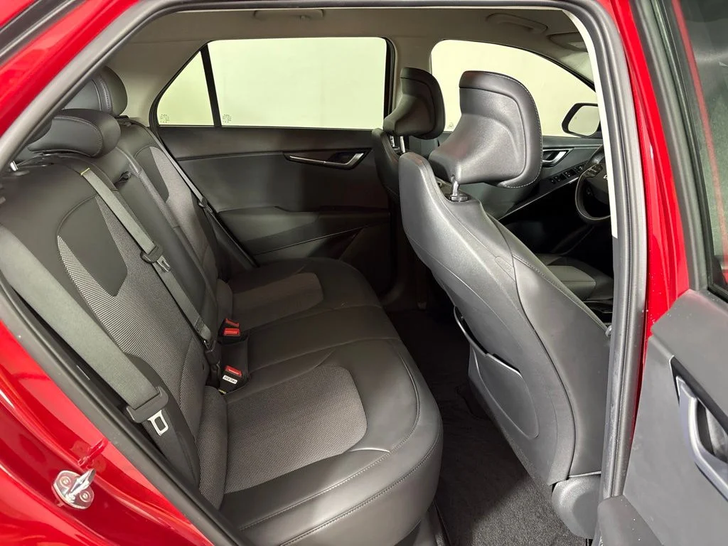 Used 2023 Red Kia Wind image 19
