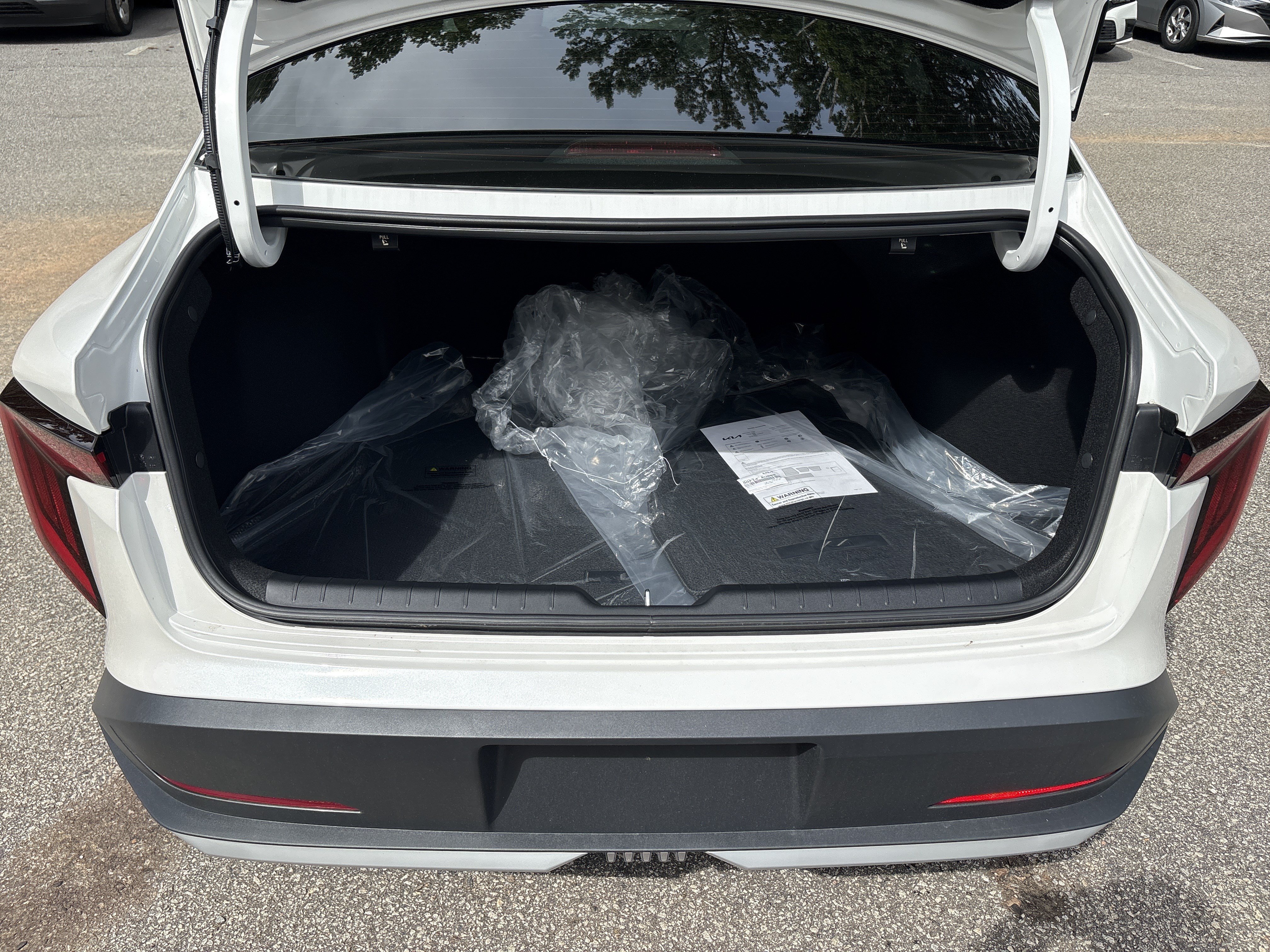 New 2026 Snow White Pearl Kia LXS image 27