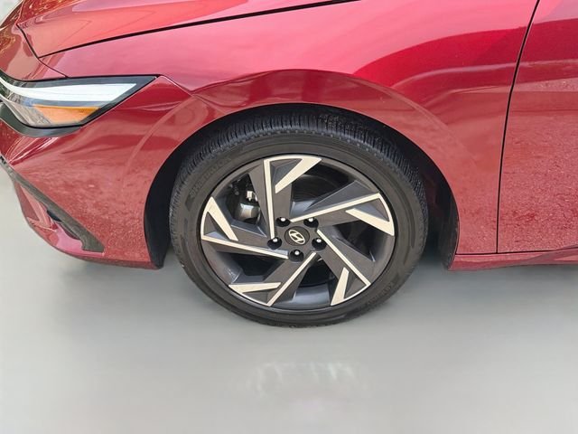 Used 2025 Red Hyundai SEL Convenience image 30