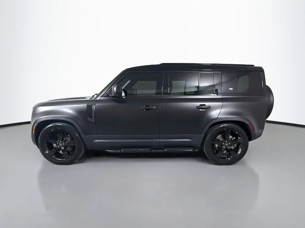 Used 2023 Gray Land Rover SE image 8