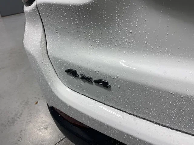 New 2026 Bright White Clear-Coat Exterior Paint Jeep Latitude image 24