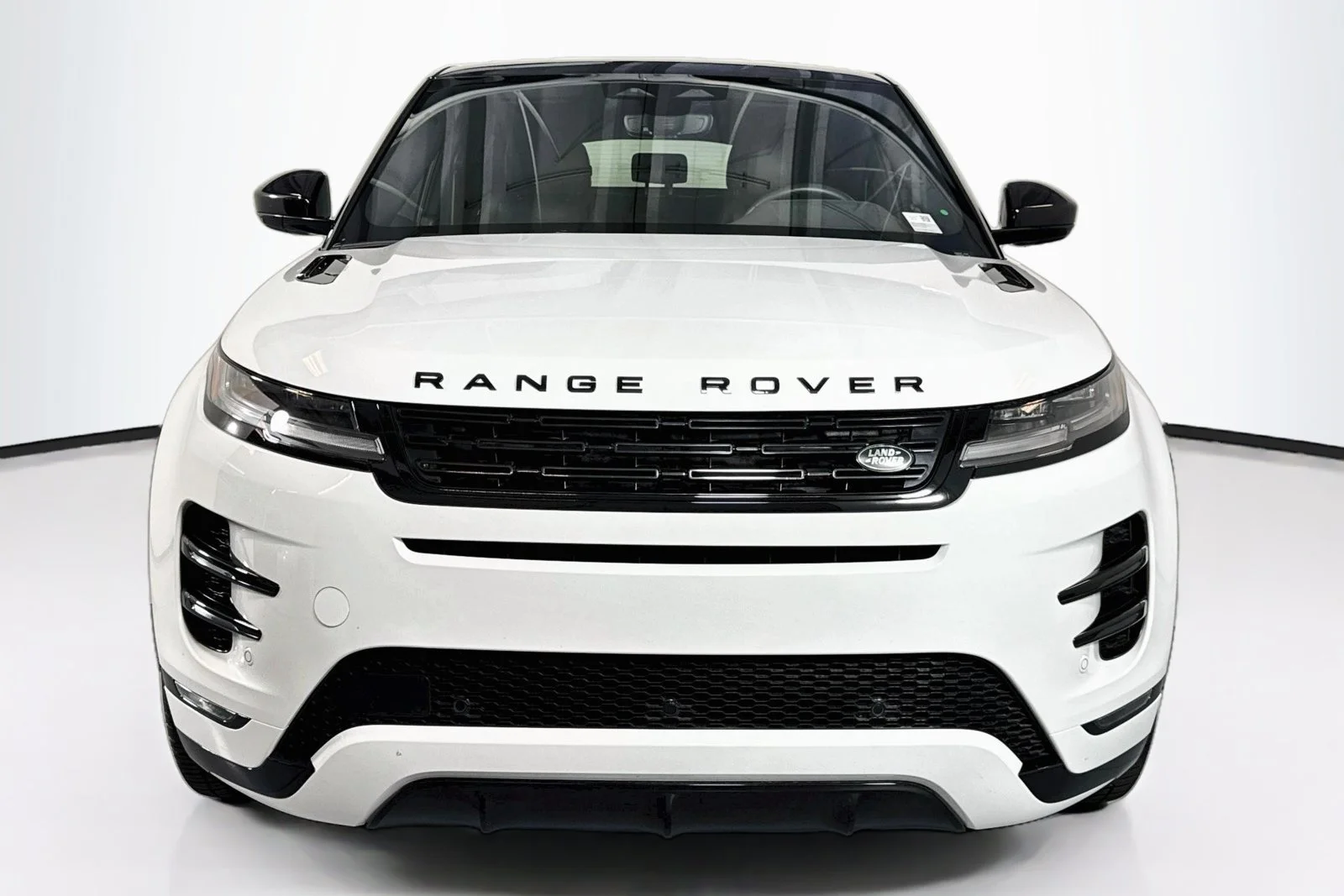 Used 2024 Fuji White Land Rover Dynamic SE image 2