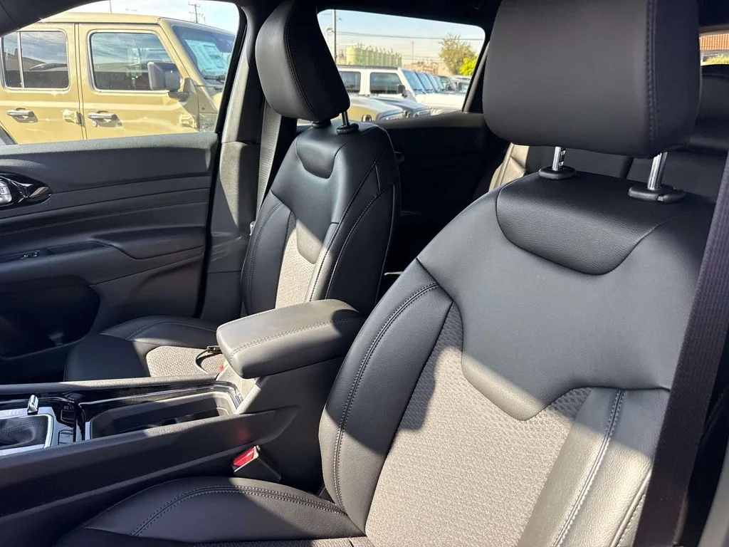 New 2026 Black Jeep Latitude image 24