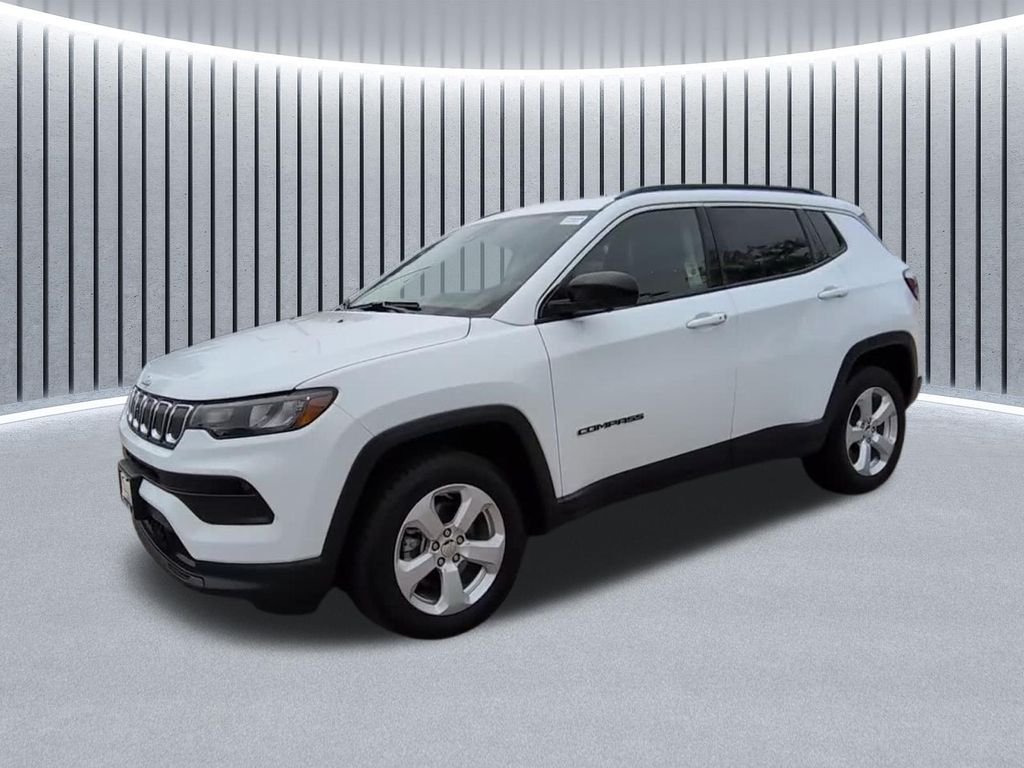Used 2022 White Jeep Latitude image 4