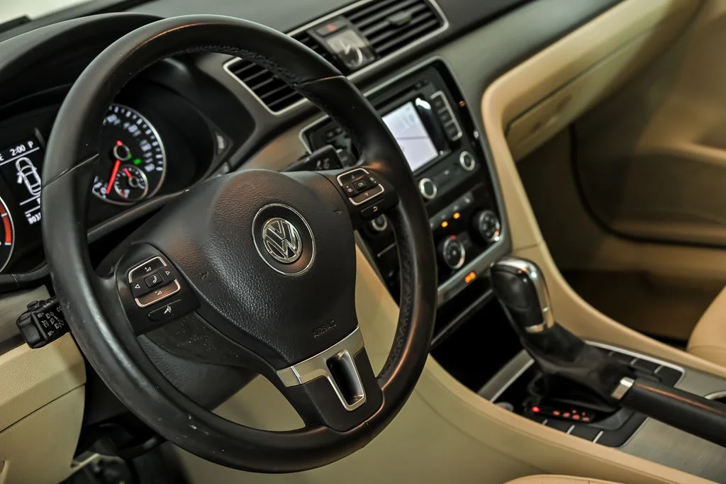 Used 2014 White Volkswagen 2.5 SE image 16