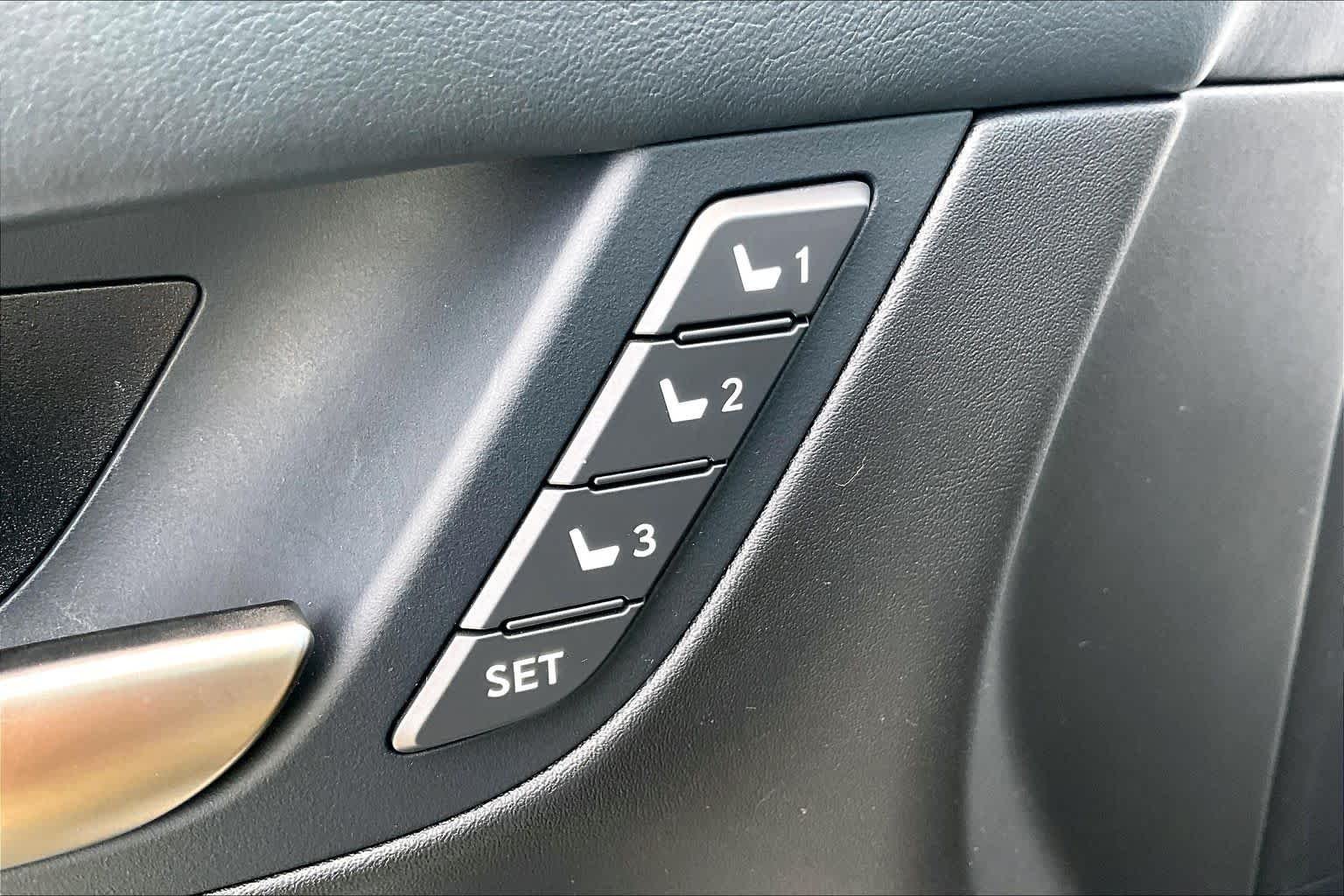 Used 2017 Starfire Pearl Lexus  image 33