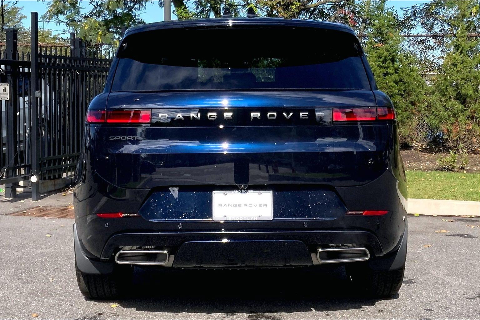 New 2027 Constellation Blue Land Rover Dynamic SE P400 image 4