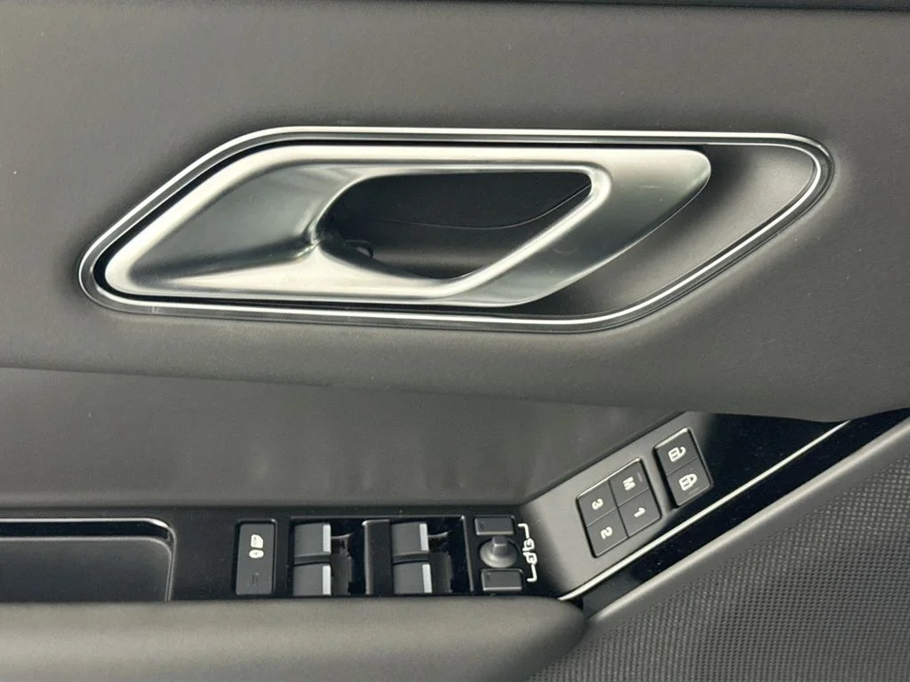 New 2026 Arroios Grey Land Rover S image 17