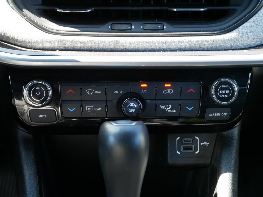 Certified Used 2025 Bright White Clearcoat Jeep Latitude image 15