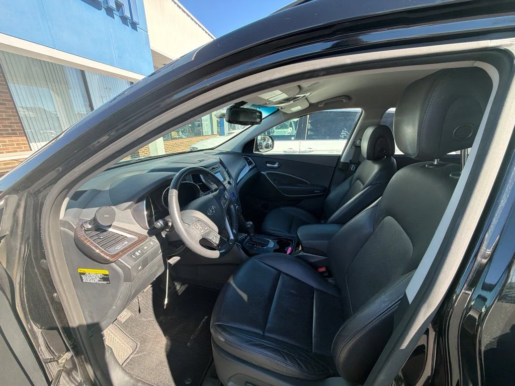 Used 2016 Black Hyundai SE image 8