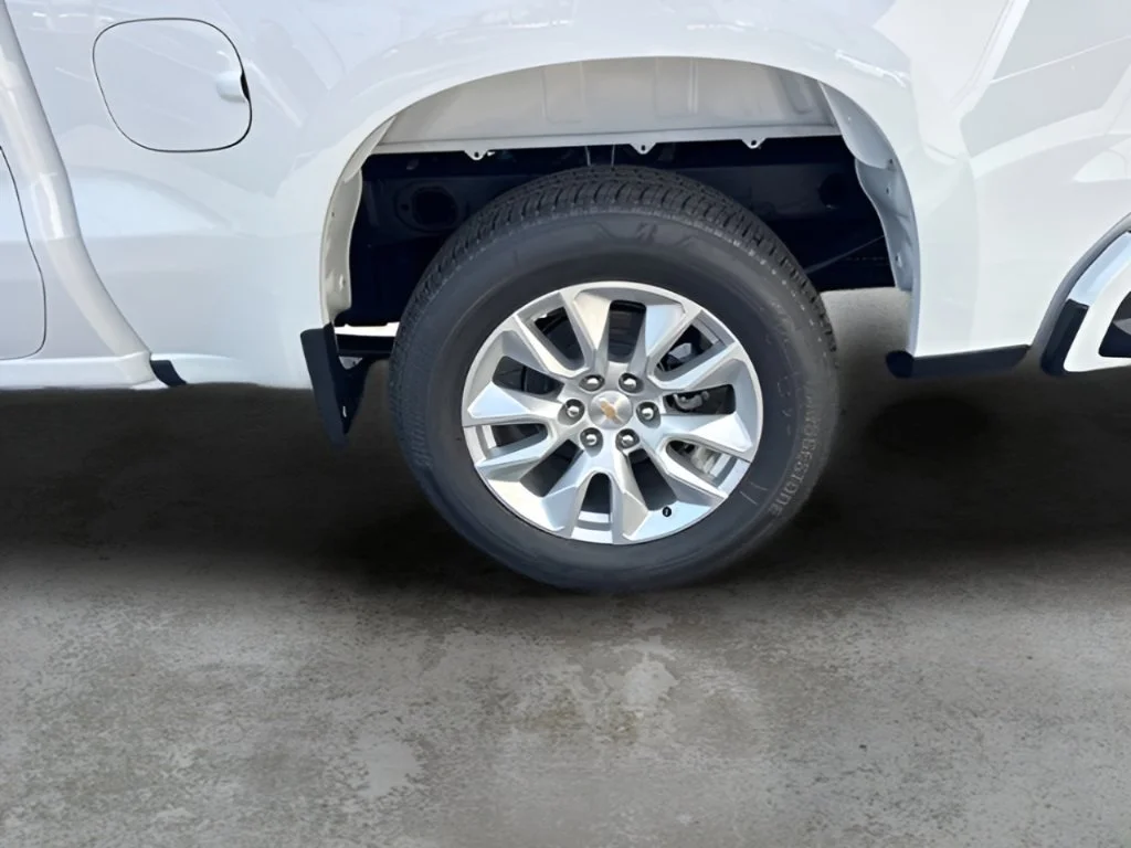 New 2026 Summit White Chevrolet Custom image 29