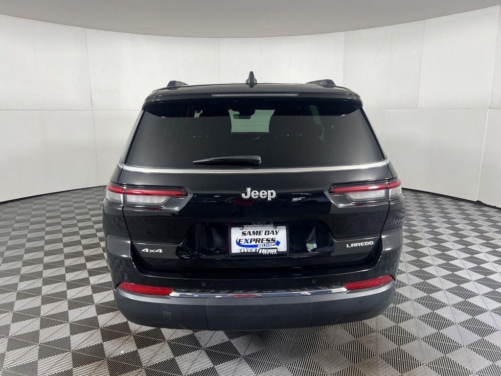 Used 2025 Diamond Black Crystal Pearlcoat Jeep Laredo image 7