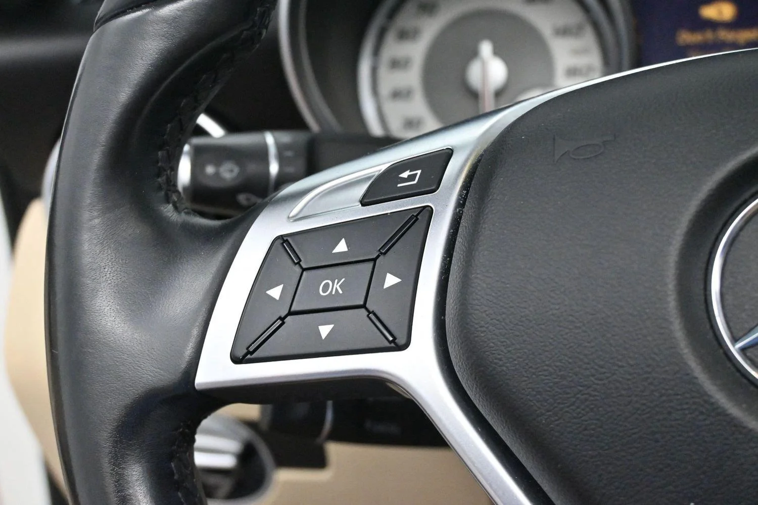 Used 2015 White Mercedes-Benz SLK 250 image 24