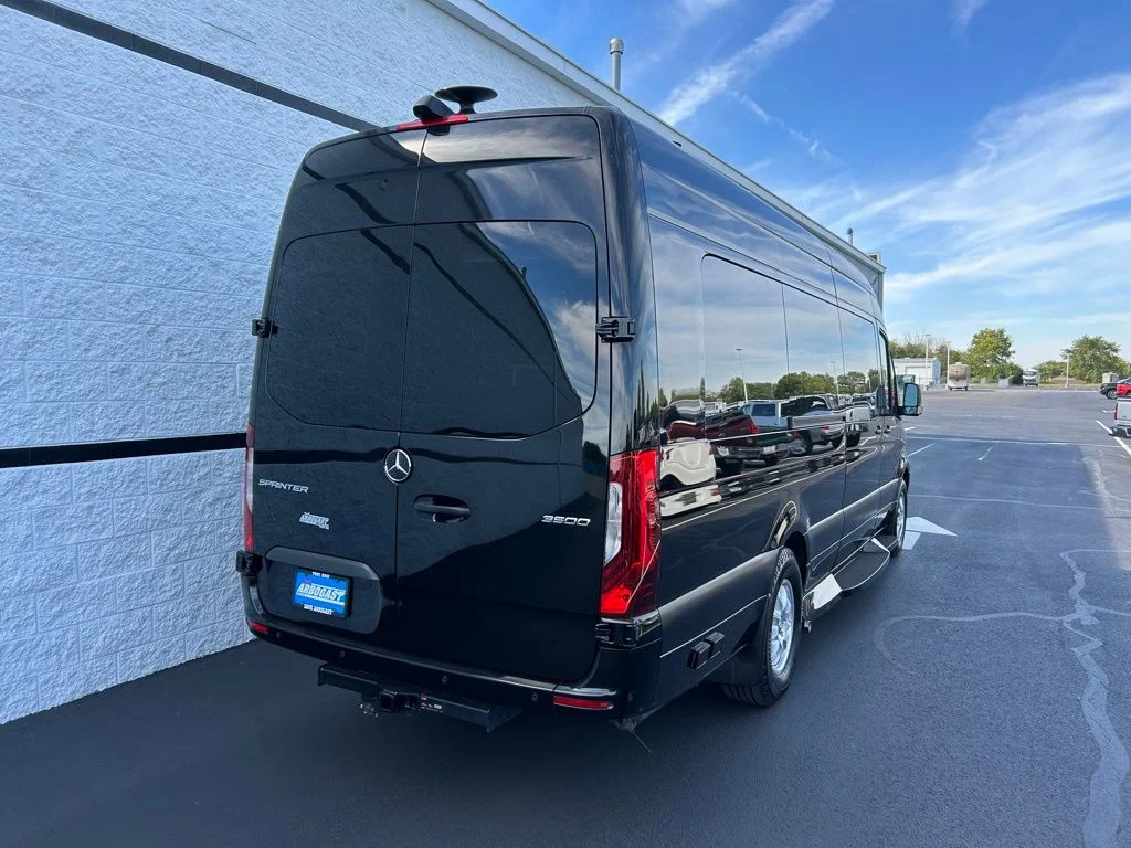 Used 2021 Black Mercedes-Benz Midwest Luxe Cruiser image 11