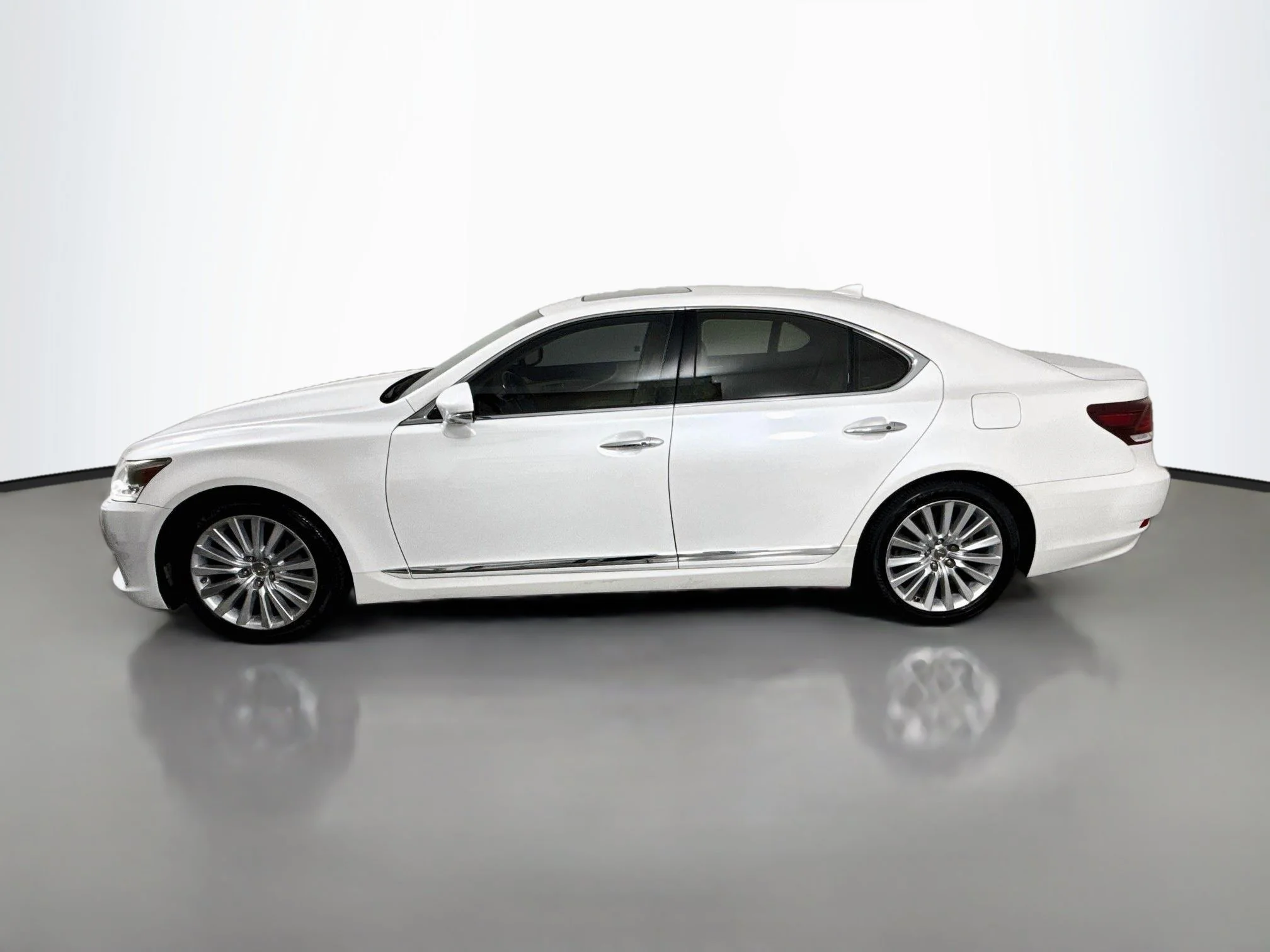 Used 2014 Starfire Pearl Lexus 460 image 4