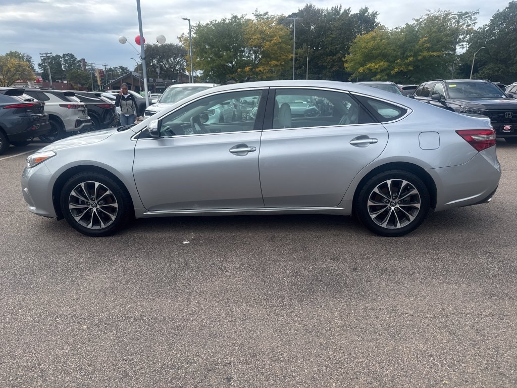 Used 2016 Silver Toyota XLE Premium image 4