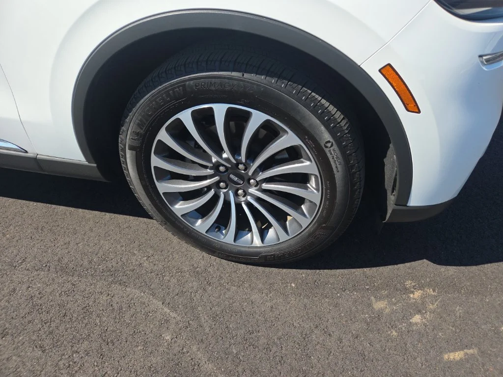 Used 2024 White Lincoln Premiere image 25