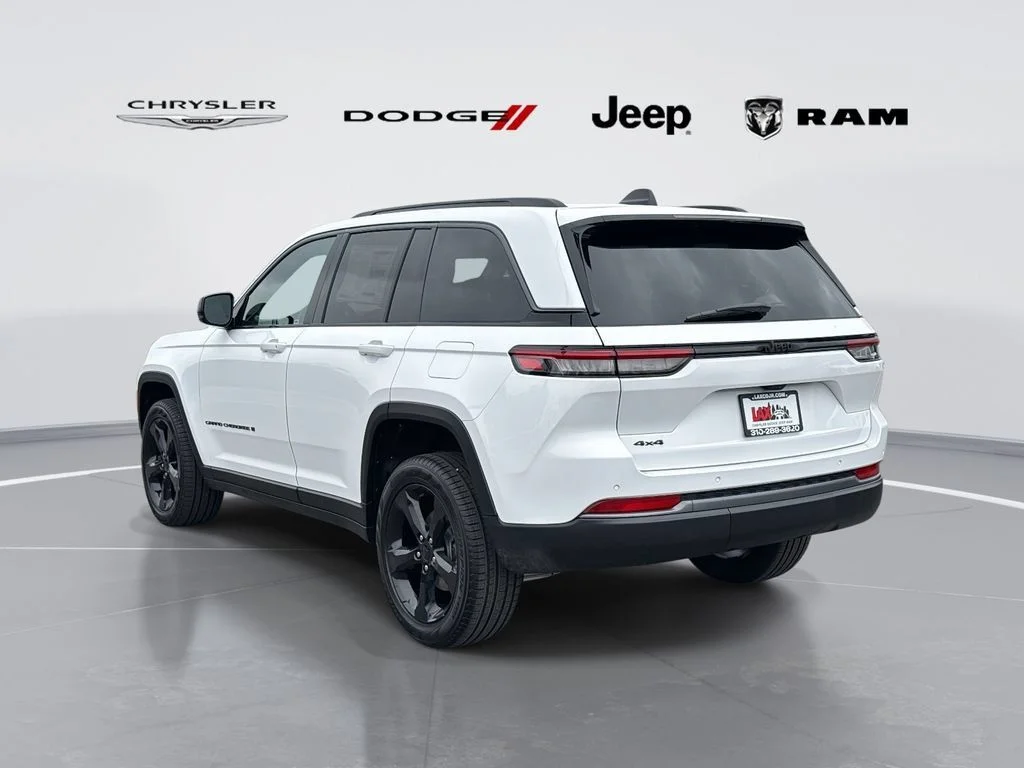 New 2026 Bright White Clear-Coat Exterior Paint Jeep Limited image 4