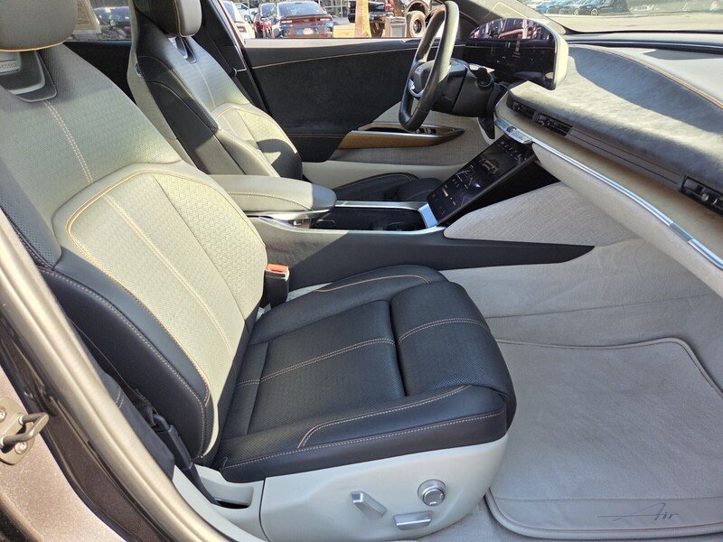 Used 2023  Lucid Grand Touring image 21