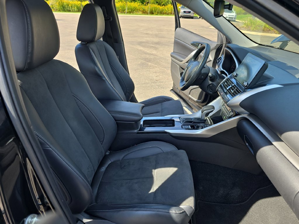 Used 2022 Black Mitsubishi SE image 11