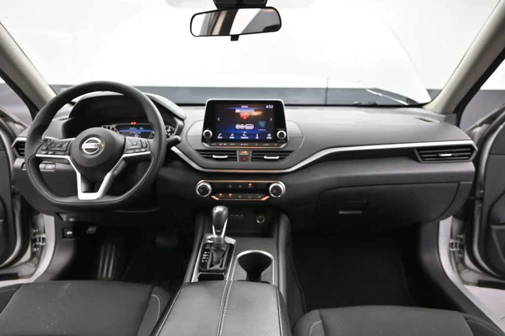 Used 2022 Silver Nissan 2.5 SV image 30