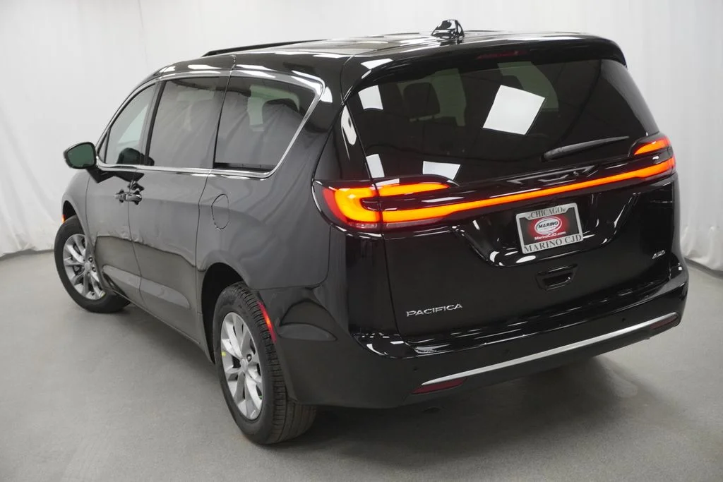 New 2027 Diamond Black Crystal Pearl-Coat Exterior Paint Chrysler Select image 11