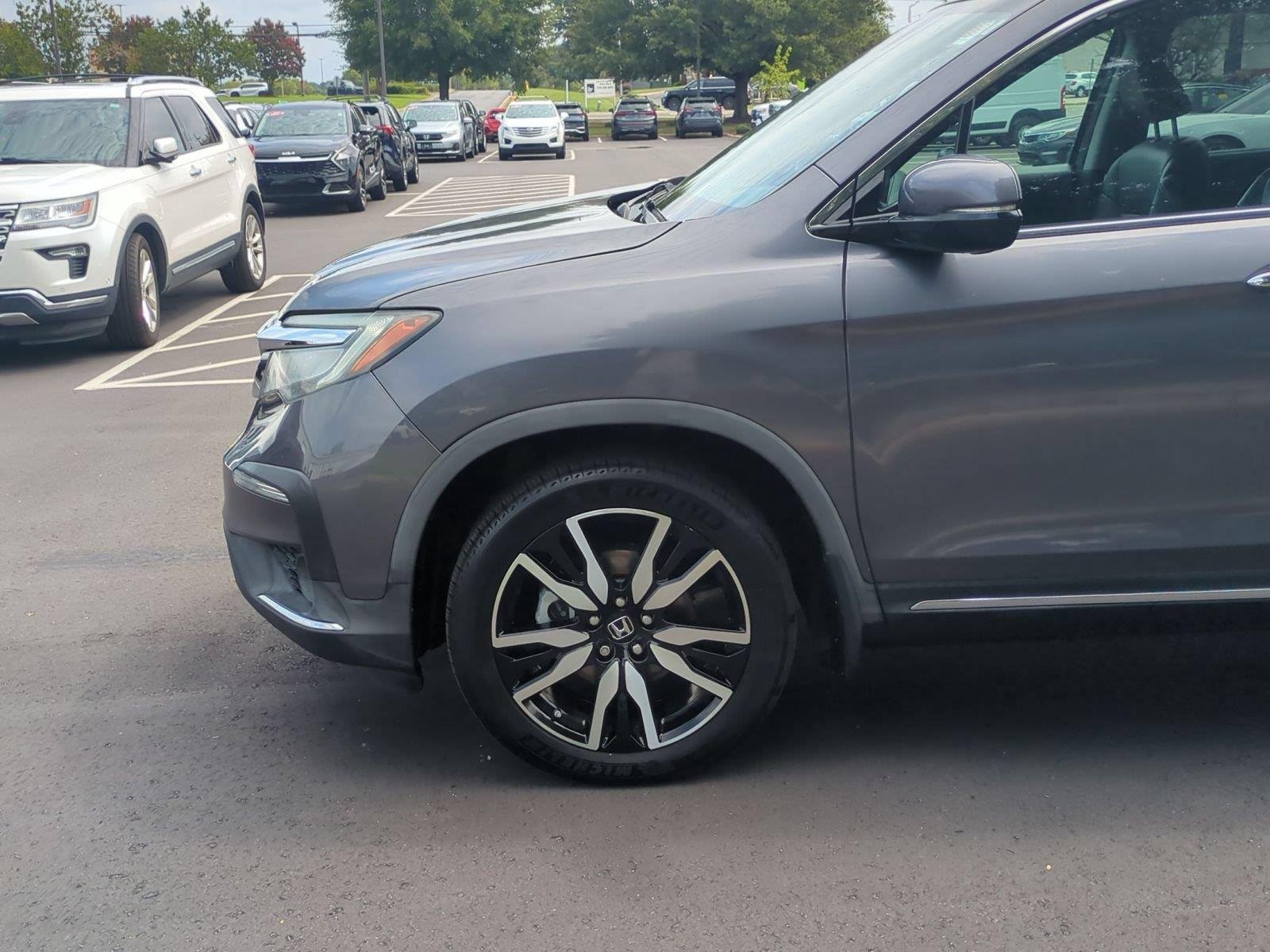 Used 2019 Modern Steel Metallic Honda Touring 8-Passenger image 10