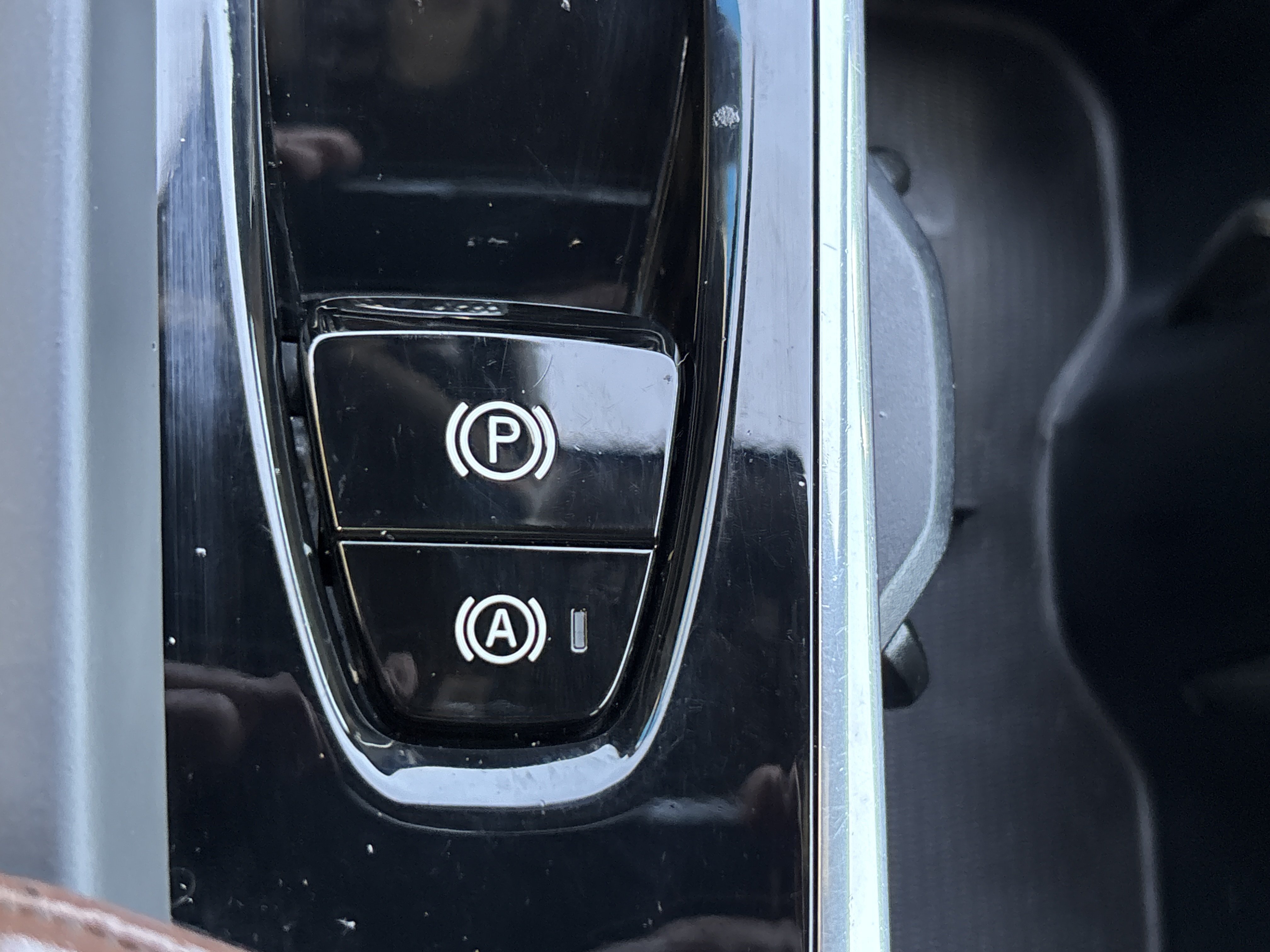 Used 2022 Onyx Black Metallic Volvo Momentum image 34
