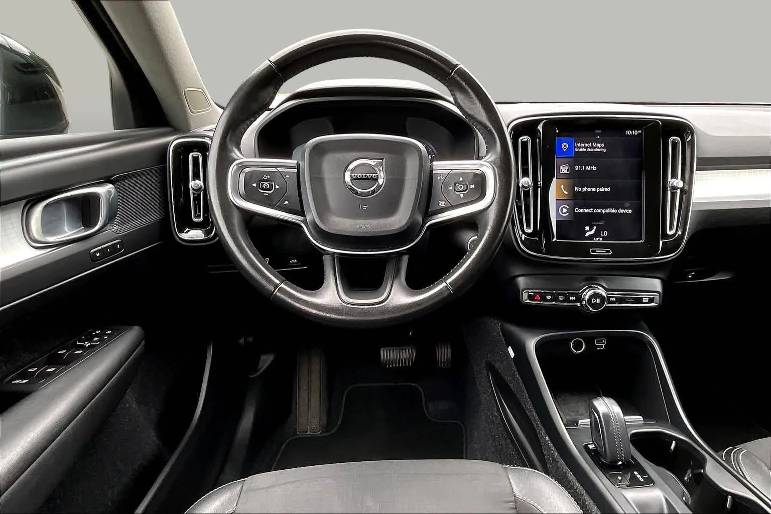 Used 2020 black Volvo Momentum image 6