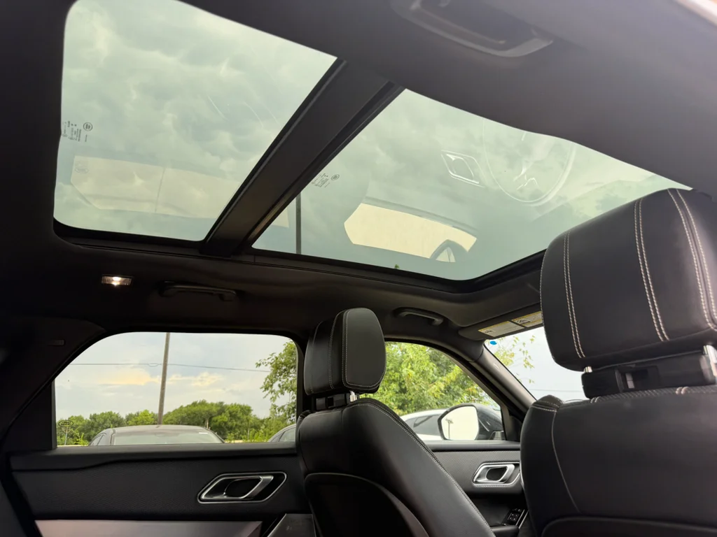 Used 2019 Corris Grey Metallic Land Rover R-Dynamic SE image 30