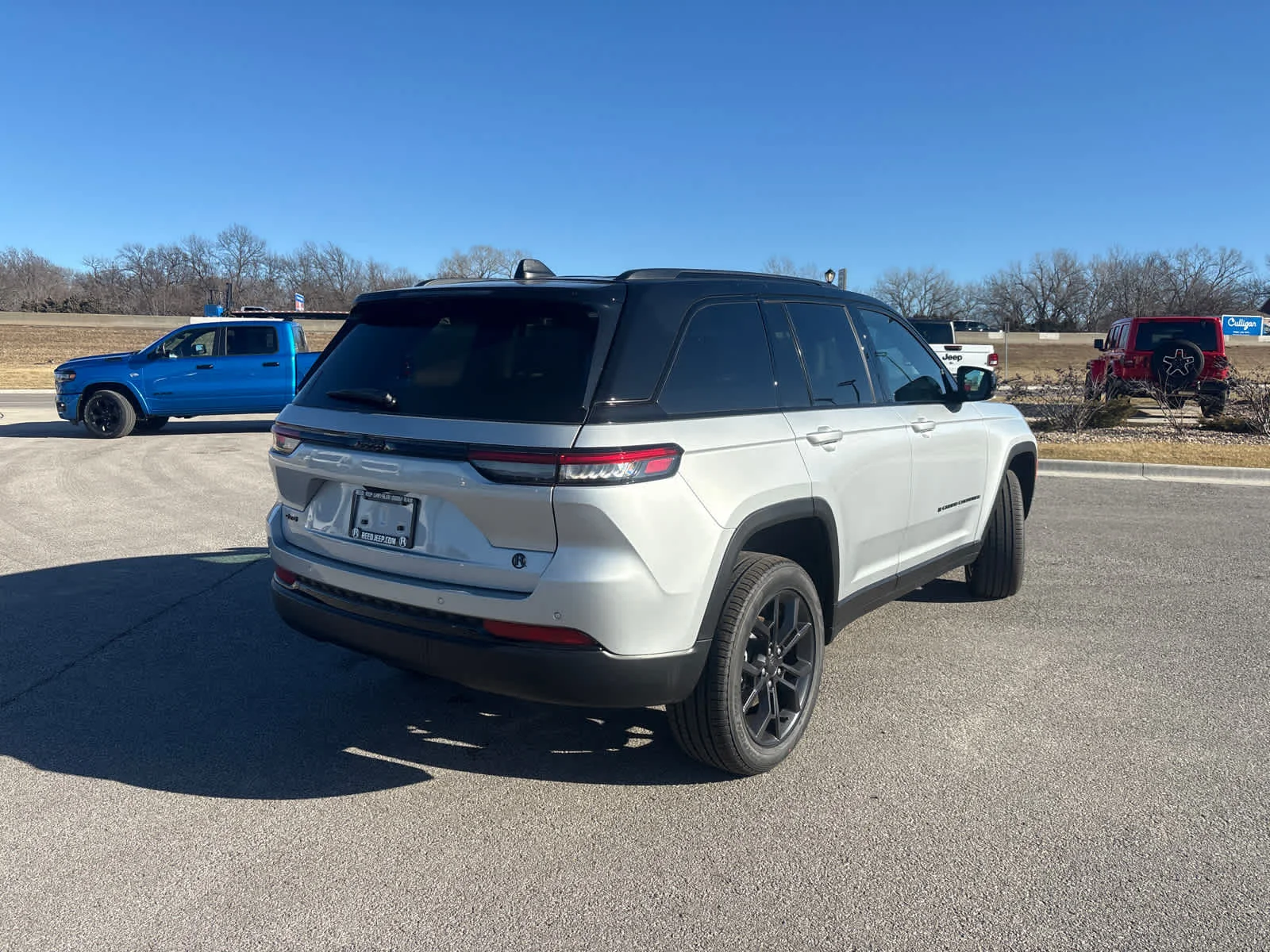 New 2025 Silver Zynith Exterior Paint Jeep Limited image 9