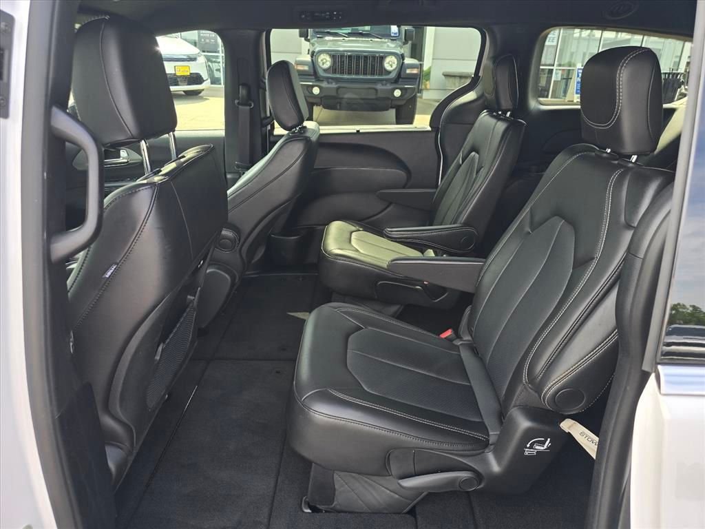 Used 2025 White Chrysler Select image 12