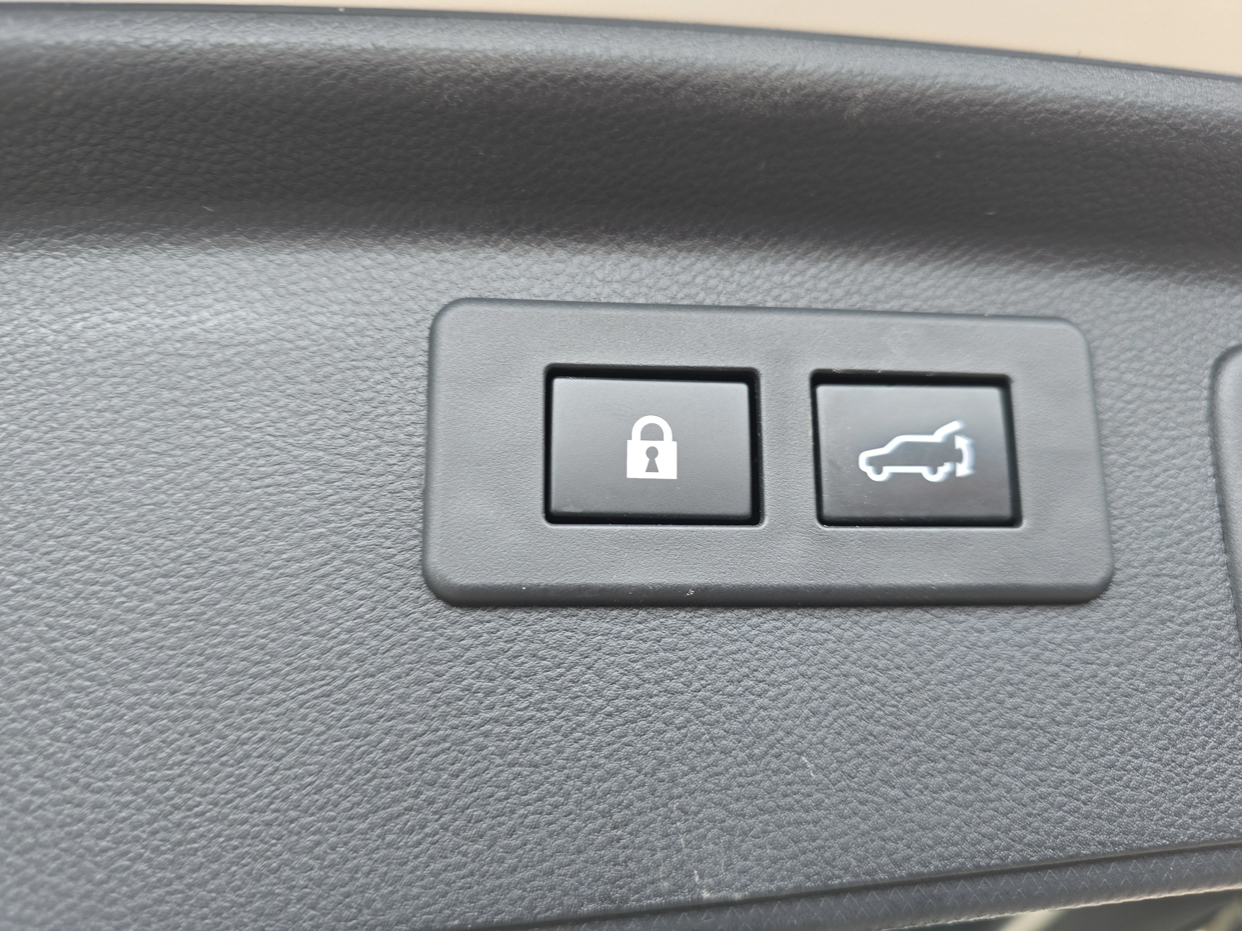 Used 2023 Crystal White Pearl Subaru Limited image 5