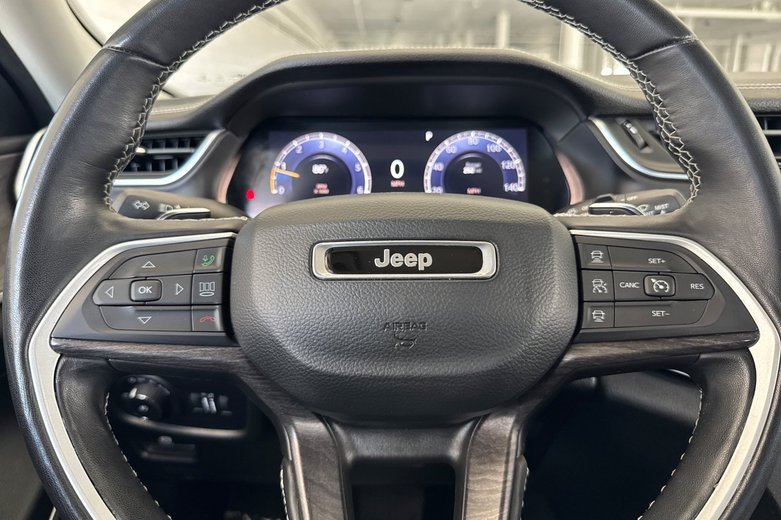 Used 2022 Diamond Black Crystal Pearlcoat Jeep Limited image 24