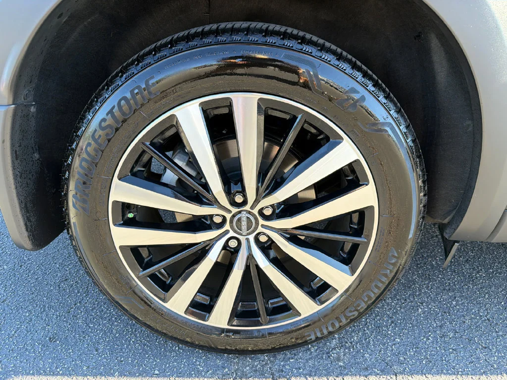 Used 2025 Black Nissan Platinum image 17