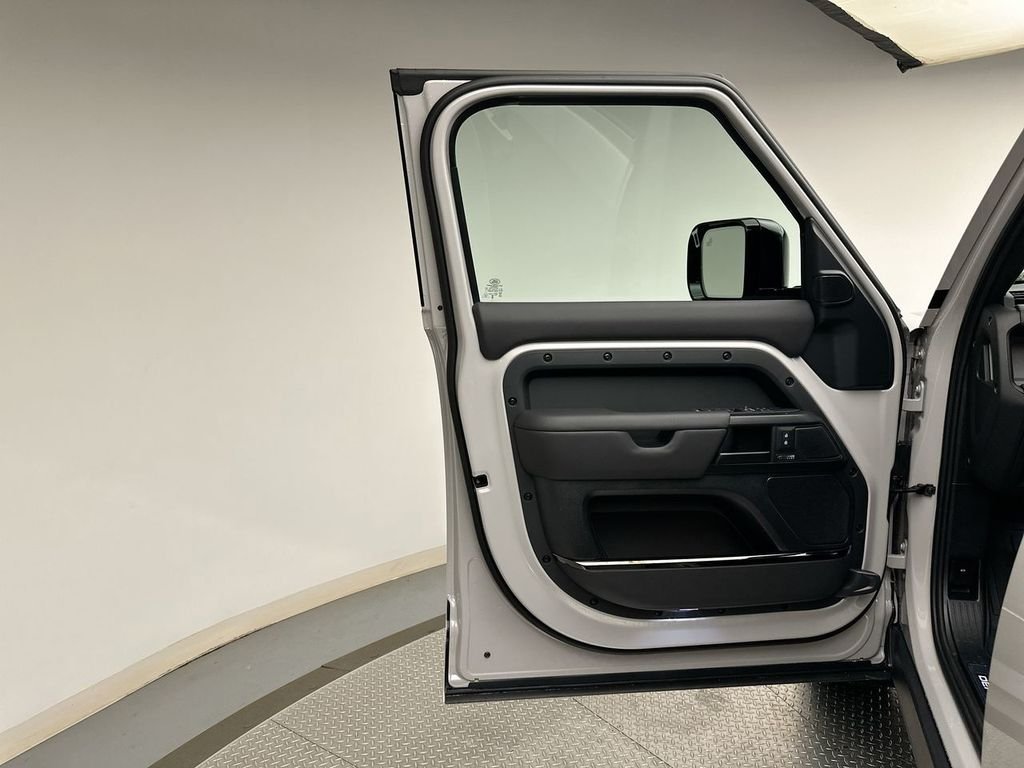 New 2026 Borasco Grey Land Rover OCTA image 9