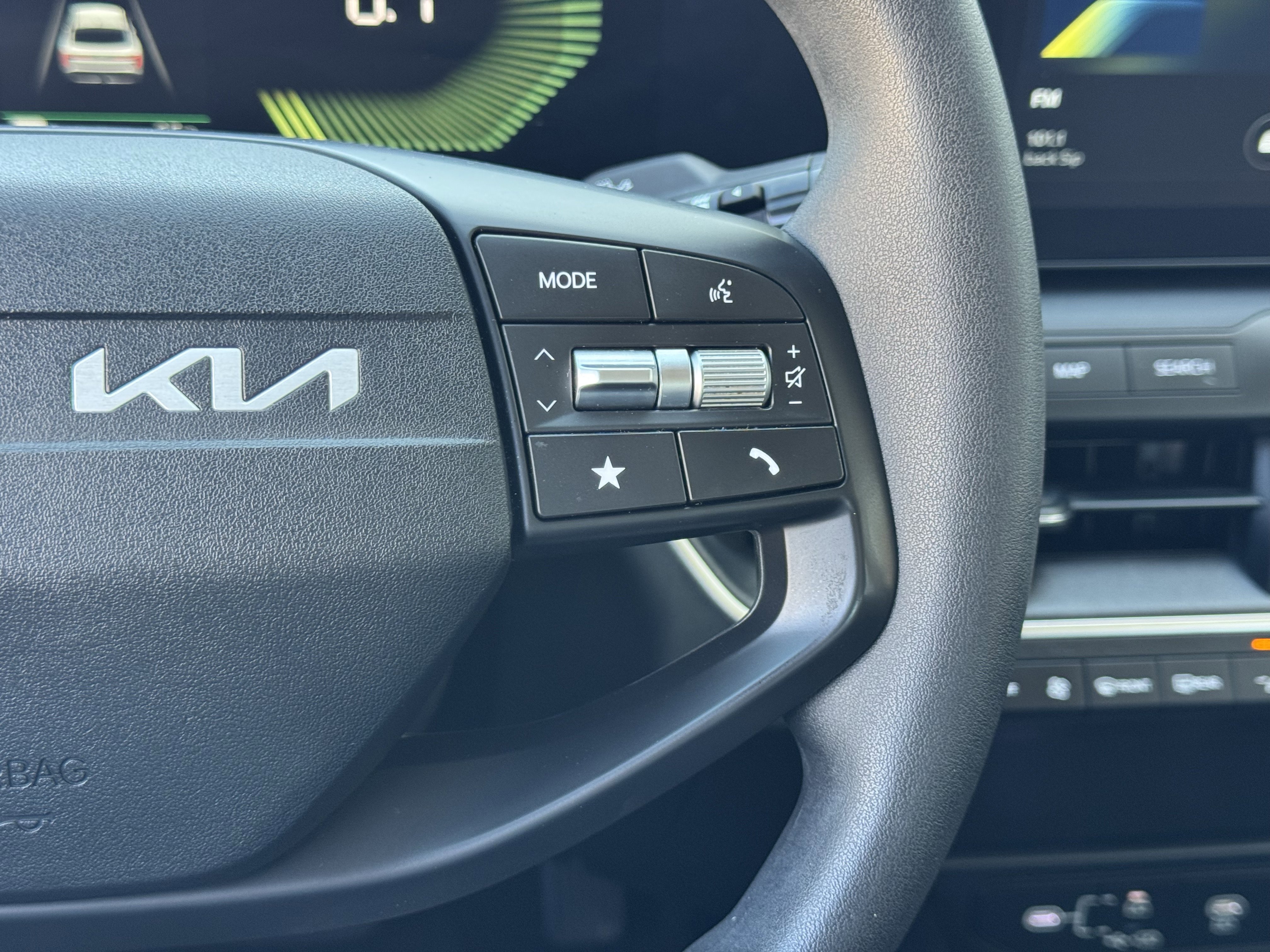 2025 Kia K4 LXS - Photo 32