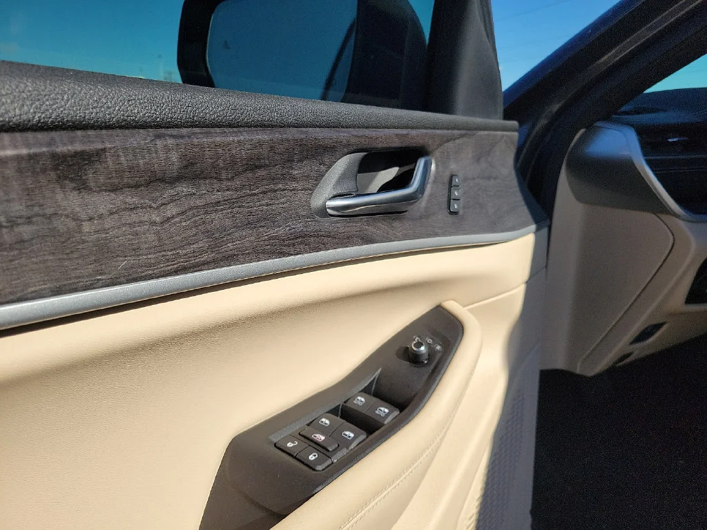 Used 2025  Jeep Limited image 19