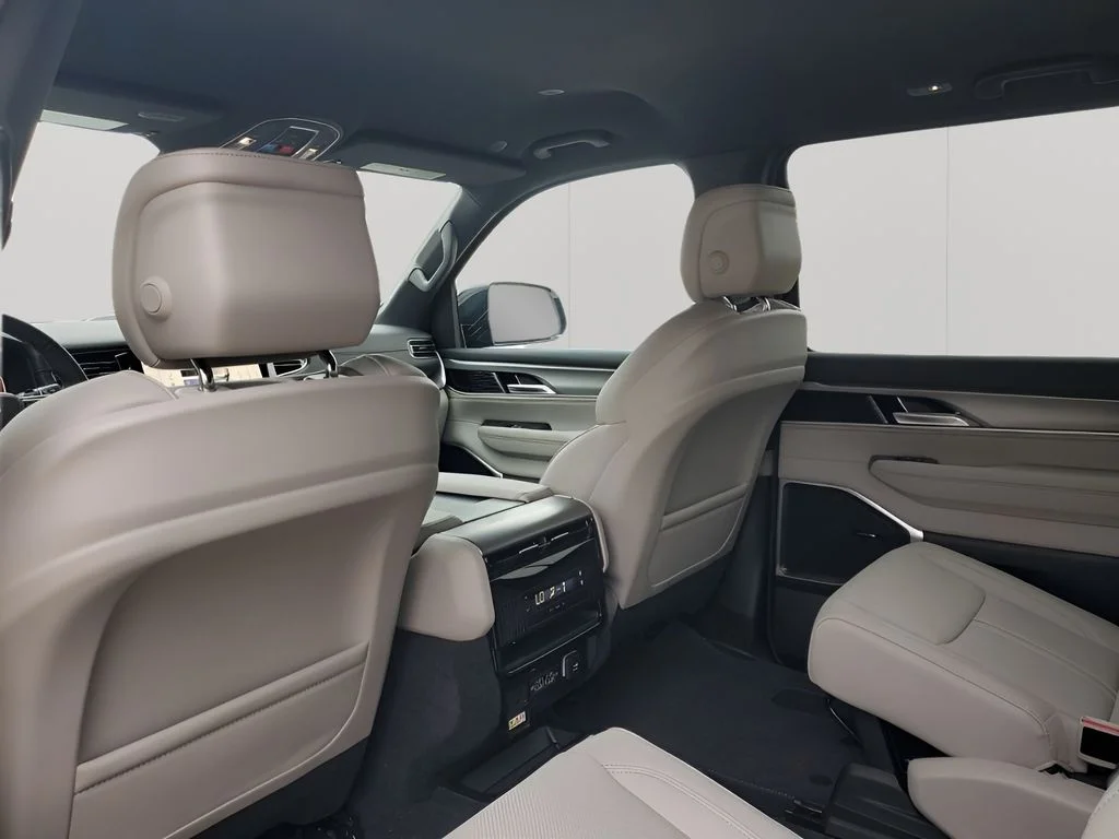 New 2026 Bright White Clear-Coat Exterior Paint Jeep  image 19