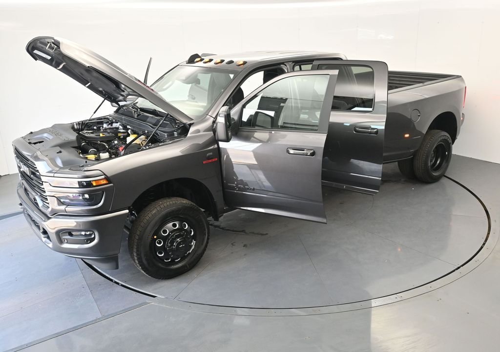 New 2026 Granite Crystal Metallic Clear-Coat Exterior Paint RAM Laramie image 46