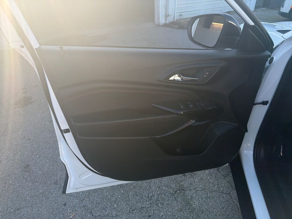 Used 2025 White Chevrolet 2RS image 12