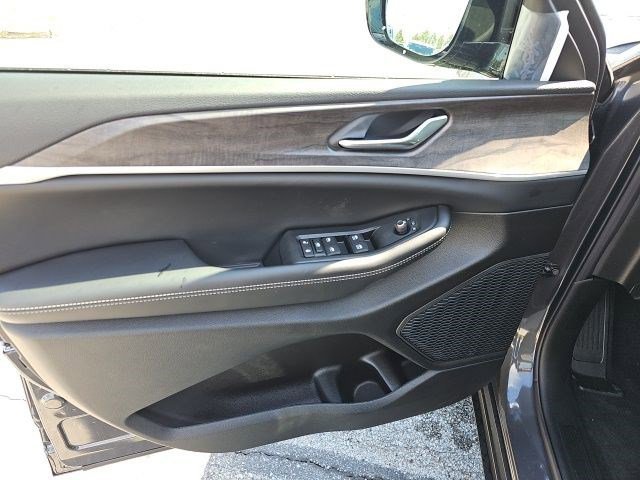 New 2026 Baltic Gray Metallic Clearcoat Jeep Laredo Altitude image 19