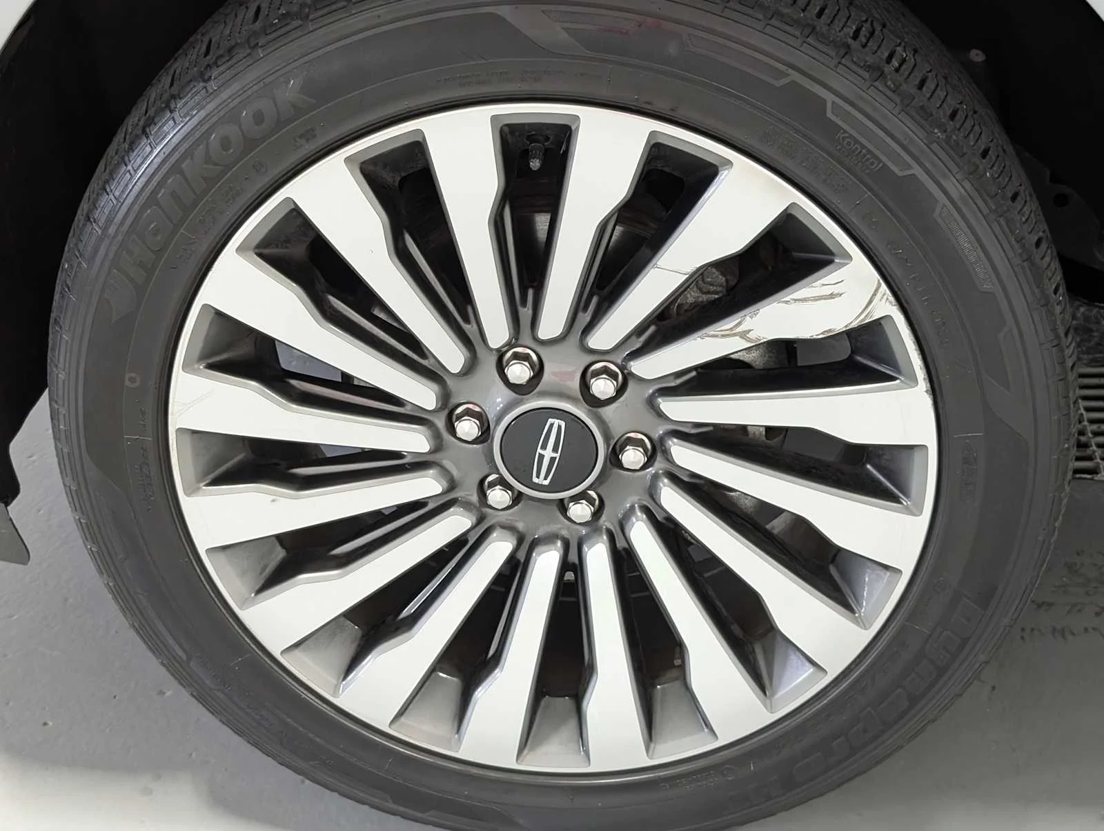 Used 2020 Silver Radiance Lincoln Reserve image 3