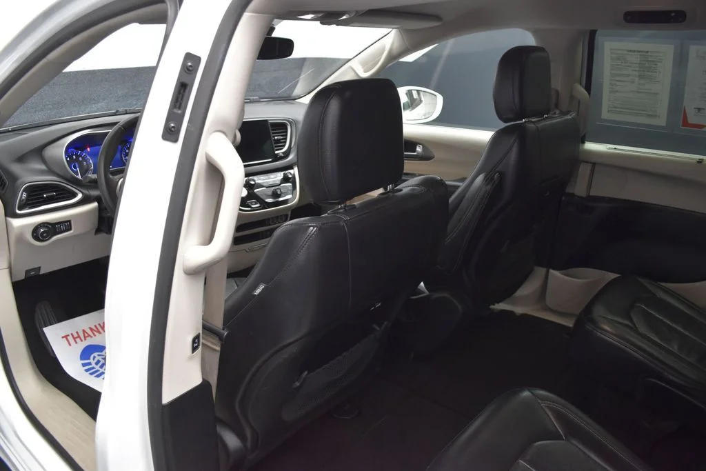 Used 2022 White Chrysler Touring L image 17