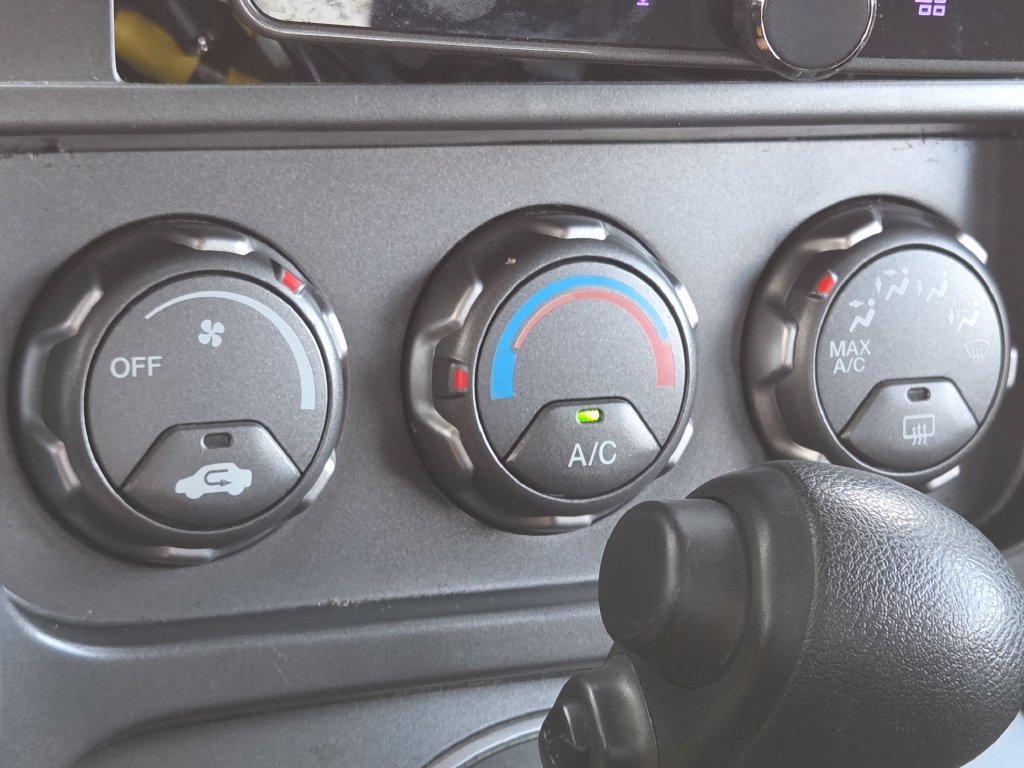 Used 2004  Honda LX image 32