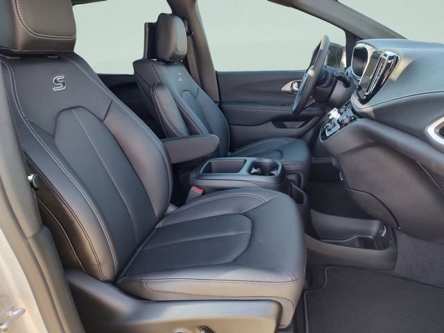 New 2026 Silver Mist Clear-Coat Exterior Paint Chrysler Select image 32