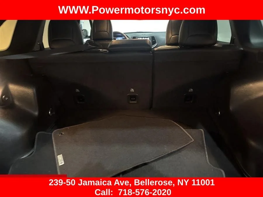 Used 2023 White Jeep Altitude image 23