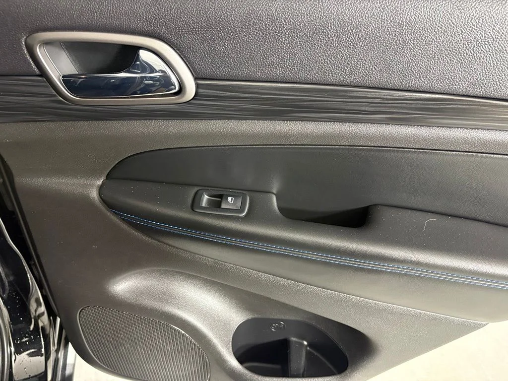 Used 2019 Black Jeep Laredo image 18