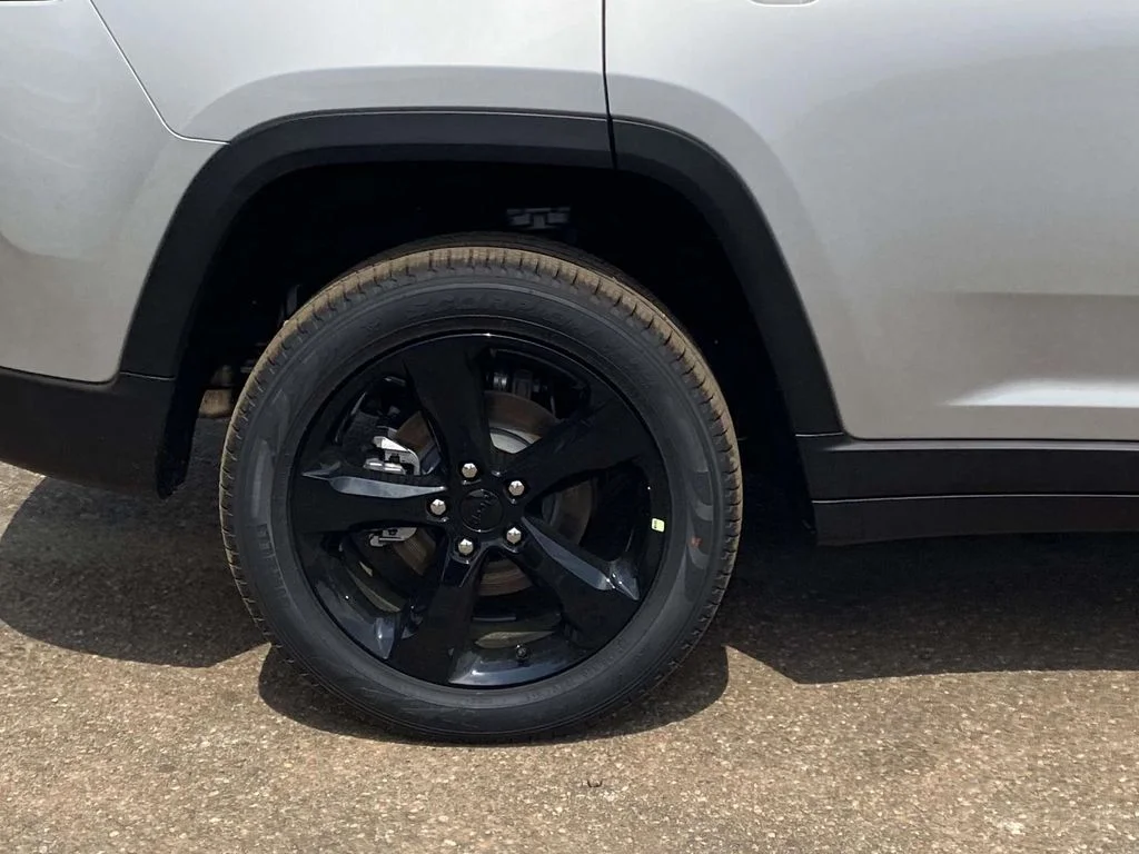 New 2026 Silver Zynith Exterior Paint Jeep Limited image 8